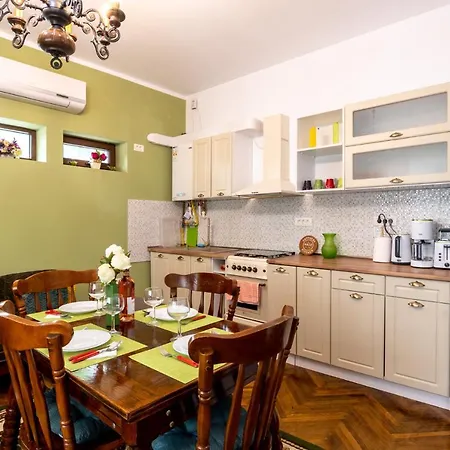 Solis M - Cosy Old Town Home With Ac Near The Beach And Harbour Private Entrance Сasa de vacaciones