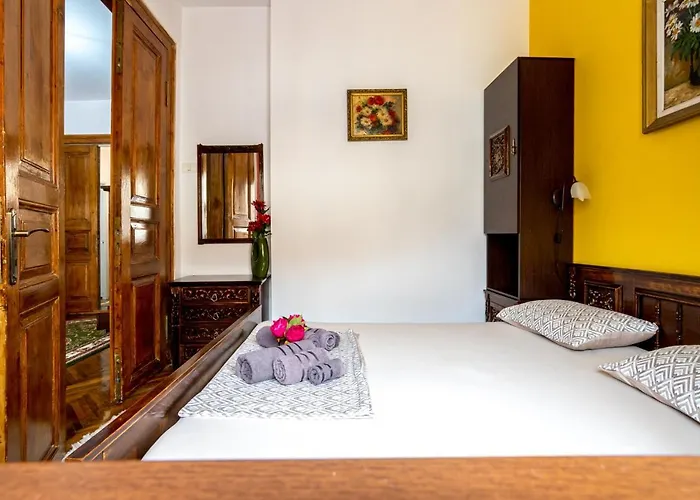 Unique Old Town 2min To And Harbour Private Entrance